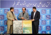 تقدیر از علیرضا رضاداد دبیر دو دوره‌ی اخیر جشنواره بین‌المللی فیلم فجر توسط علی جنتی وزیر فرهنگ و ارشاد و حجت‌الله ایوبی رئیس سازمان سینمایی