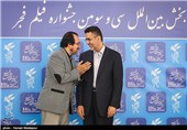 حجت‌الله ایوبی رئیس سازمان سازمان سینمایی و علیرضا رضاداد دبیر سی‌وسومین جشنواره فیلم فجر در مراسم تقدیر از هیئت‌های انتخاب، داوری و برگزاری بخش بین‌الملل سی‌وسومین جشنواره فیلم فجر