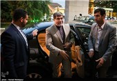 علی جنتی وزیر فرهنگ و ارشاد هنگام ورود به مراسم اعطای گواهینامه درجه یک هنری به هنرمندان سینما و تقدیر از هیئت‌های انتخاب، داوری و برگزاری بخش بین‌الملل سی‌وسومین جشنواره فیلم فجر