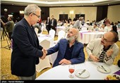 کیانوش عیاری و ابوالحسن داوودی در مراسم اعطای گواهینامه درجه یک هنری به هنرمندان سینما و تقدیر از هیئت‌های انتخاب، داوری و برگزاری بخش بین‌الملل سی‌وسومین جشنواره فیلم فجر
