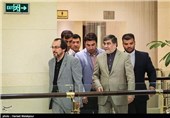 علی جنتی وزیر فرهنگ و ارشاد هنگام ورود به مراسم اعطای گواهینامه درجه یک هنری به هنرمندان سینما و تقدیر از هیئت‌های انتخاب، داوری و برگزاری بخش بین‌الملل سی‌وسومین جشنواره فیلم فجر