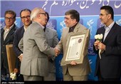 اعطای گواهینامه درجه یک هنری به جلال مقامی دوبلور سینما و تلویزیون توسط علی جنتی وزیر فرهنگ و ارشاد