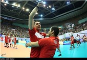شادی اسلوبودان کواچ سرمربی تیم ملی والیبال ایران پس از پیروزی مقابل آمریکا