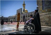 هادی و خانواده اش در حرم مطهر رضوی