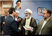 تقدیر از علی جمشیدی معاون سابق توسعه و مدیریت منابع انسانی سازمان تعزیرات حکومتی توسط حجت‌الاسلام مصطفی پورمحمدی وزیر دادگستری