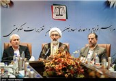 حسینعلی امیری قائم مقام وزیر کشور، حجت‌الاسلام مصطفی پورمحمدی وزیر دادگستری و علیرضا جمشیدی رئیس سازمان تعزیرات حکومتی در مراسم تودیع و معارفه معاونین سازمان تعزیرات حکومتی
