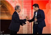 اهدای تندیس بهترین جلوه‌های بصری به بهنام خاکسار برای فیلم میهمان داریم توسط علیرضا خمسه