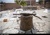 گرمخانه از دو قسمت تشکیل شده است که وسط آن گنبدی مدور بوده و اطراف گنبد طاق‌های جناغی را شامل می‌شود که در ضلع شمالی این بنا خزینه آب گرم وجود داشته و در سمت غرب این بنا خزینه آب سرد که جدیدا محل وارد شدن به خزینه آب گرم را برداشته و تبدیل به دوش نموده‌اند وخزینه آب سرد هم به خلوتگاهی تبدیل شده است