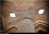 همچنین طاق هلالی در این بنا وجود دارد که به تنورخانه حمام معروف است که این تنورخانه در ضلع شرقی گرمخانه به شکل مستطیل طراحی شده است