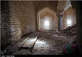 گرمخانه از دو قسمت تشکیل شده است که وسط آن گنبدی مدور بوده و اطراف گنبد طاق‌های جناغی را شامل می‌شود که در ضلع شمالی این بنا خزینه آب گرم وجود داشته و در سمت غرب این بنا خزینه آب سرد که جدیدا محل وارد شدن به خزینه آب گرم را برداشته و تبدیل به دوش نموده‌اند وخزینه آب سرد هم به خلوتگاهی تبدیل شده است