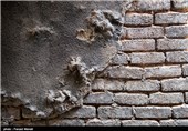 همچنین در گرمخانه  که در وسط شمال شرقی راهروی ورودی این بنا قرار دارد که این راهرو  به حمام گرم راه پیدا می‌کند، که به صورت ال بوده است و در سمت راست این راهرو طاق گهواره‌ای وجود دارد که به شکل مستطیل ساخته شده است