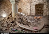 حمامی که به حمام توکل معروف است دارای سربینه‌‌ای هشت ضلعی با قطر585*575 سانتیمتر بوده و صفحه‌ای درهر ضلع این حمام ساخته شده است که به عنوان رختکن این بنا محسوب می‌شود.