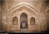 گرمخانه از دو قسمت تشکیل شده است که وسط آن گنبدی مدور بوده و اطراف گنبد طاق‌های جناغی را شامل می‌شود که در ضلع شمالی این بنا خزینه آب گرم وجود داشته و در سمت غرب این بنا خزینه آب سرد که جدیدا محل وارد شدن به خزینه آب گرم را برداشته و تبدیل به دوش نموده‌اند وخزینه آب سرد هم به خلوتگاهی تبدیل شده است
