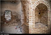 حمامی که به حمام توکل معروف است دارای سربینه‌‌ای هشت ضلعی با قطر585*575 سانتیمتر بوده و صفحه‌ای درهر ضلع این حمام ساخته شده است که به عنوان رختکن این بنا محسوب می‌شود.