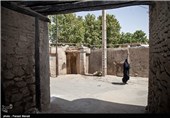 همچنین در گرمخانه  که در وسط شمال شرقی راهروی ورودی این بنا قرار دارد که این راهرو  به حمام گرم راه پیدا می‌کند، که به صورت ال بوده است و در سمت راست این راهرو طاق گهواره‌ای وجود دارد که به شکل مستطیل ساخته شده است