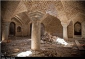 همچنین طاق هلالی در این بنا وجود دارد که به تنورخانه حمام معروف است که این تنورخانه در ضلع شرقی گرمخانه به شکل مستطیل طراحی شده است