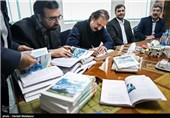 امضای کتاب ادبیات فارسی دانش‌آموزان توسط مجید مجیدی