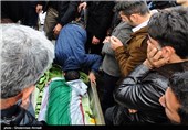 تشییع جانباختگان سقوط مینی بوس در روستای جزین فریدونکنار