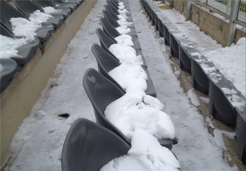 برف‌هایی که روی صندلی‌ها برای نشستن هواداران مشکل ایجاد کرده است