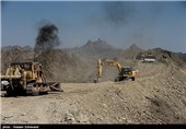 ماشین‌های سنگین راهسازی مرزبانی که روی خط الرأس منطقه «دره دور»، در حال احداث جاده مرزی‌اند؛به گفته سرهنگ رفیعی فرمانده هنگ مرزی جکیگور"اینجا قبلاً هیچ جاده‌ای نبود ولی حالا بیشتر از 100 کیلومتر از محدوده استحفاظی این هنگ، جاده مرزی دارد و کمتر از 80 کیلومترش، بدون جاده است" 