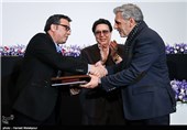 تقدیر از علی‌همت مومیوند در مراسم بزرگداشت سه نسل از هنرمندان دوبله ایران
