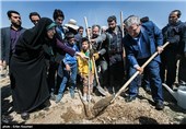 مراسم درختکاری با حضور هنرمندان و کودکان کار