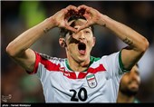 شادی سردار آزمون بازیکن تیم ملی فوتبال ایران پس از به ثمر رساندن گل