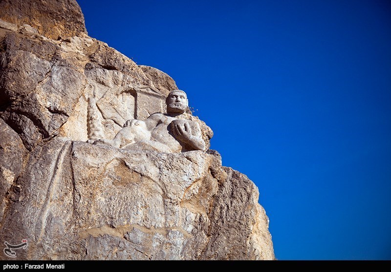 مجسمه هرکول در محوطه تاریخی بیستون  از سنگ تراشیده شده‌است. این مجسمه در دوران سلوکی ساخته شده.