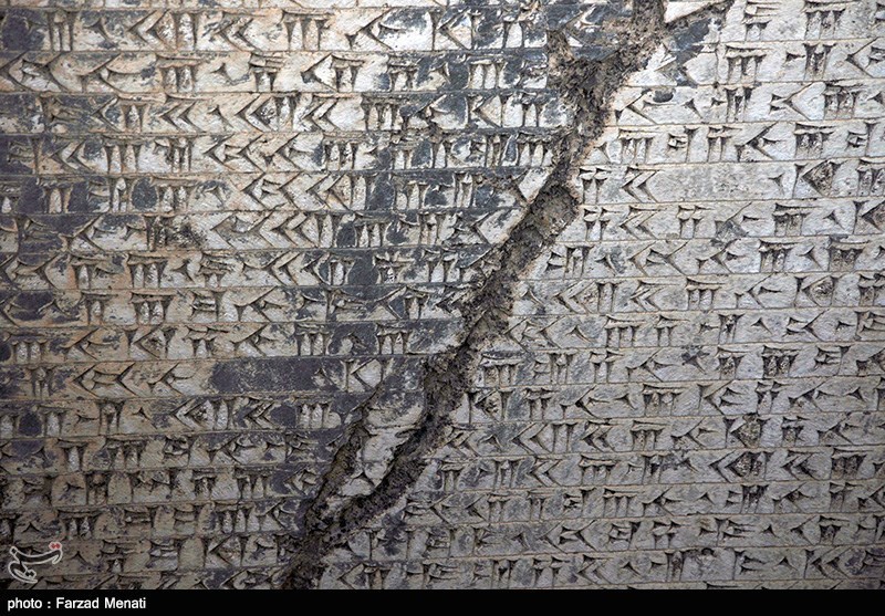 سنگ‌نبشته بیستون بزرگترین سنگ‌نبشتهٔ جهان و نخستین متن شناخته شدهٔ ایرانی بر دامنه کوه بیستون است. سنگ‌نبشته بیستون یکی از مهمترین و مشهورترین سندهای تاریخ جهان و مهم‌ترین متن تاریخی در زمان هخامنشیان است