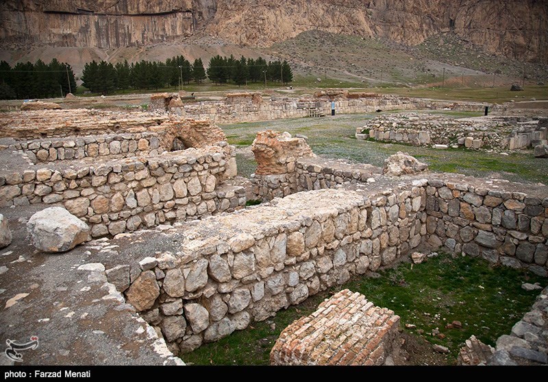 براساس اطلاعات به‌دست آمده، کاخ ناتمام ساسانی  در حال تبدیل شدن به یک کاخ بود که به دلایلی، ناتمام باقی ماند و در دوره‌های بعد به کاروانسرا تبدیل شد؛ اما این کاروانسرا بر اثر یک زلزله کاملاً تخریب و بعدها در دورهٔ قاجار، روستایی روی آن ساخته شد.