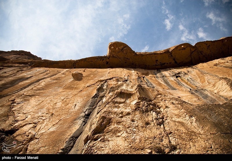 فرهاد تراش ،اثری که در جهت غربی حجاری و نقش برجسته مشهور داریوش بر سینه کوه بیستون دیواره ای عظیم به ارتفاع تقریبی 45 متر و عرض حدود 200 متر حجاری شده که مربوط به دوره ساسانیان است . 