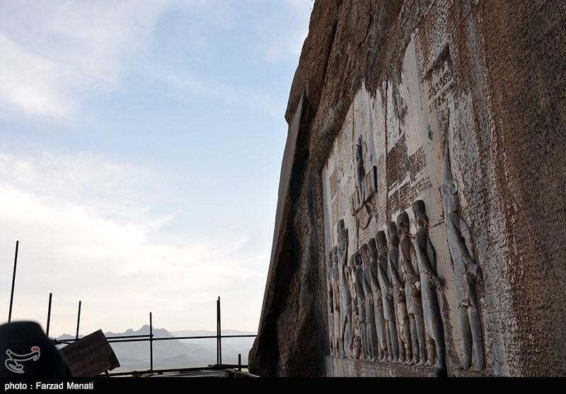 سنگ‌نبشته بیستون بزرگترین سنگ‌نبشتهٔ جهان و نخستین متن شناخته شدهٔ ایرانی بر دامنه کوه بیستون است. سنگ‌نبشته بیستون یکی از مهمترین و مشهورترین سندهای تاریخ جهان و مهم‌ترین متن تاریخی در زمان هخامنشیان است