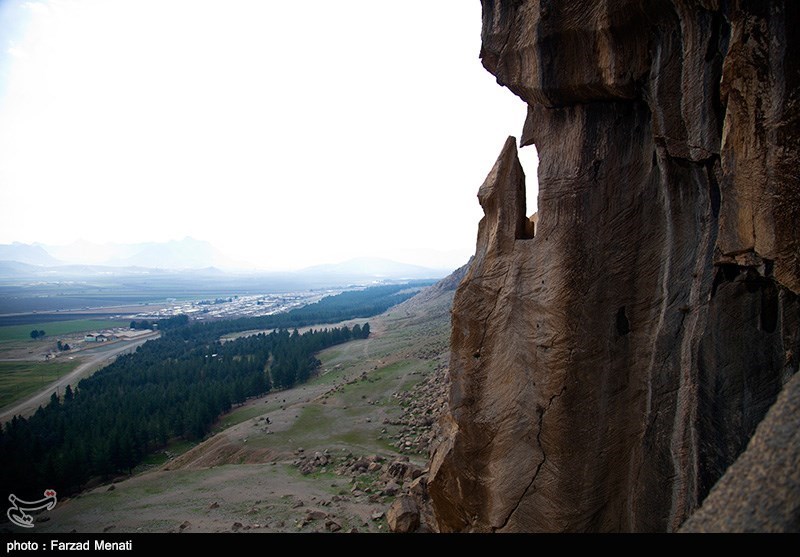 فرهاد تراش ،اثری که در جهت غربی حجاری و نقش برجسته مشهور داریوش بر سینه کوه بیستون دیواره ای عظیم به ارتفاع تقریبی 45 متر و عرض حدود 200 متر حجاری شده که مربوط به دوره ساسانیان است . 