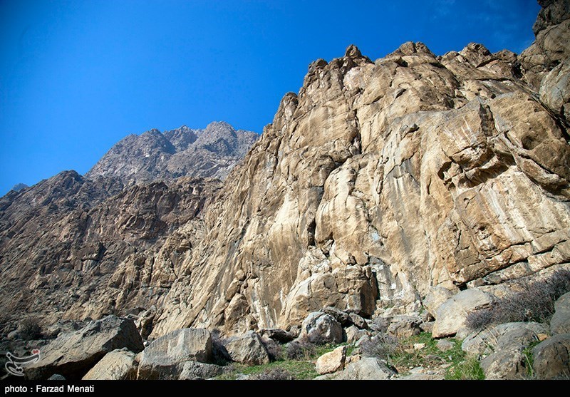فرهاد تراش ،اثری که در جهت غربی حجاری و نقش برجسته مشهور داریوش بر سینه کوه بیستون دیواره ای عظیم به ارتفاع تقریبی 45 متر و عرض حدود 200 متر حجاری شده که مربوط به دوره ساسانیان است . 