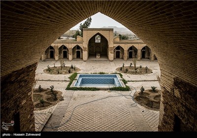 این بنا به صورت چهار ایوان، حیاط مرکزی و حجره‌های اطراف آن است، همه پوشش‌ها به صورت طاق و قوس و چهار طرف بنا گنبد خانه‌دار که پوشش آن‌ها به صورت دورچین و یا چهاربخشی است.