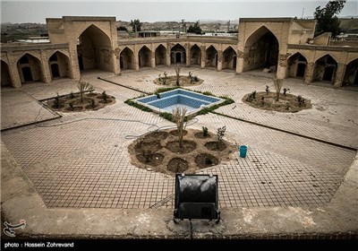 در سال 1809 حسین علی‌خان زنگنه فرزند شیخ علی‌خان زنگنه کرمانشاهی، وزیر دانشمند سلاطین صفوی با آن که مردی صحراگرد و ایلاتی بود و از علوم رسمی زمان، به خصوص علم فقه آشنایی کامل داشت، برای ترویج علم و کمال، در کنار رودخانه خیرآباد مدرسه‌ای به وسعت 9 هزار و 943 مترمربع بنا کرد که از آجر پخته و گچ ساخته شده و دارای طاق‌های کوتاه و بلند، مسجد، حجره برای معلمان، آشپزخانه و حیاط داخلی بود.