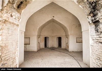  تاریخ بنای مدرسه را که با حروف ابجد و با عبارت «منزل علم و دانش است و ادب» نگاشته‌اند معادل 1089 هجری قمری است.