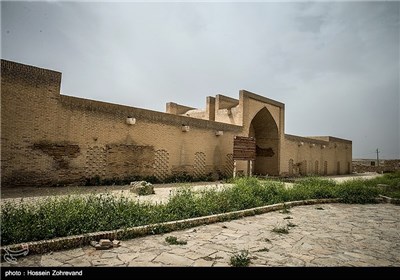 این بنا که در 20 کیلومتری بهبهان و در جاده شیراز ـ بهبهان و در روستایی به نام خیرآباد قرار دارد با وجود موقعیت خوب و مرمت شدن آن در سال 1385 و آمادگی برای بهره‌برداری به حال خود رها شده و به خاطر معرفی نشدن خالی از بازدیدکننده است.
