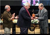 تقدیر از علی نصیریان توسط ناصر ملک مطیعی در جشن پایان سریال شهرزاد
