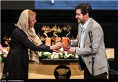 تقدیر از شهاب حسینی توسط مهناز افشار در جشن پایان سریال شهرزاد