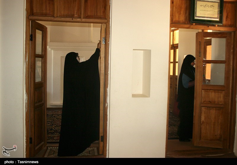 غبارروبی و عطر افشانی بیت حضرت امام خمینی(ره)