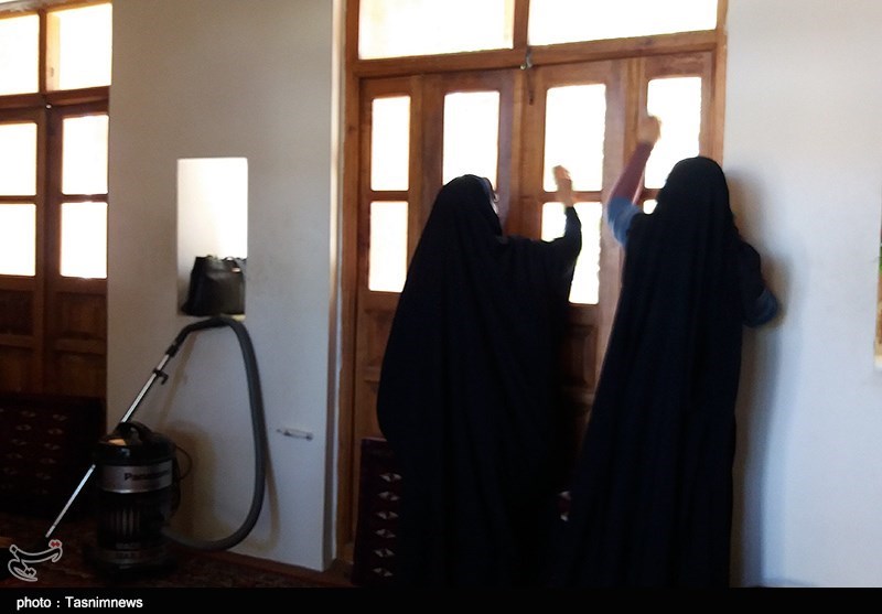 غبارروبی و عطر افشانی بیت حضرت امام خمینی(ره)