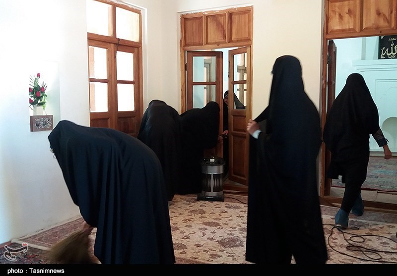 غبارروبی و عطر افشانی بیت حضرت امام خمینی(ره)