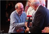 تقدیر از کمال تبریزی کارگردان فیلم سینمایی طعم شیرین خیال در مراسم اختتامیه دومین جشنواره گزارش یک نگرانی