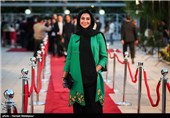ورود آزاده صمدی به شانزدهمین جشن سینمایی و تلویزیونی حافظ