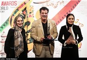 اهدای تندیس بهترین کارگردان سینمایی شانزدهمین جشن حافظ به علیرضا رئیسیان توسط افسانه بایگان و آزاده زارعی
