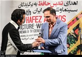 اهدای تندیس بهترین کارگردان سریال شانزدهمین جشن حافظ به حسن فتحی کارگردان سریال شهرزاد توسط حسام نواب صفوی