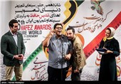 اهدای تندیس بهترین بازیگر مرد سینمایی شانزدهمین جشن حافظ به نوید محمدزاده بازیگر فیلم ابد و یک روز و فرهاد اصلانی بازیگر فیلم‌های کوچه بی‌نام و دوران عاشقی توسط لیندا کیانی و پوریا پورسرخ
