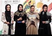 اهدای تندیس بهترین بازیگر زن درام شانزدهمین جشن حافظ به ستاره اسکندری بازیگر سریال دندون طلا توسط رز رضوی، نفیسه روشن و پرستو صالحی