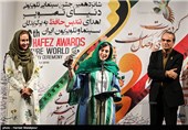 اهدای تندیس بهترین بازیگر زن سینمایی شانزدهمین جشن حافظ به مهتاب کرامتی بازیگر فیلم عصر یخبندان توسط همایون ارشادی و آنا نعمتی